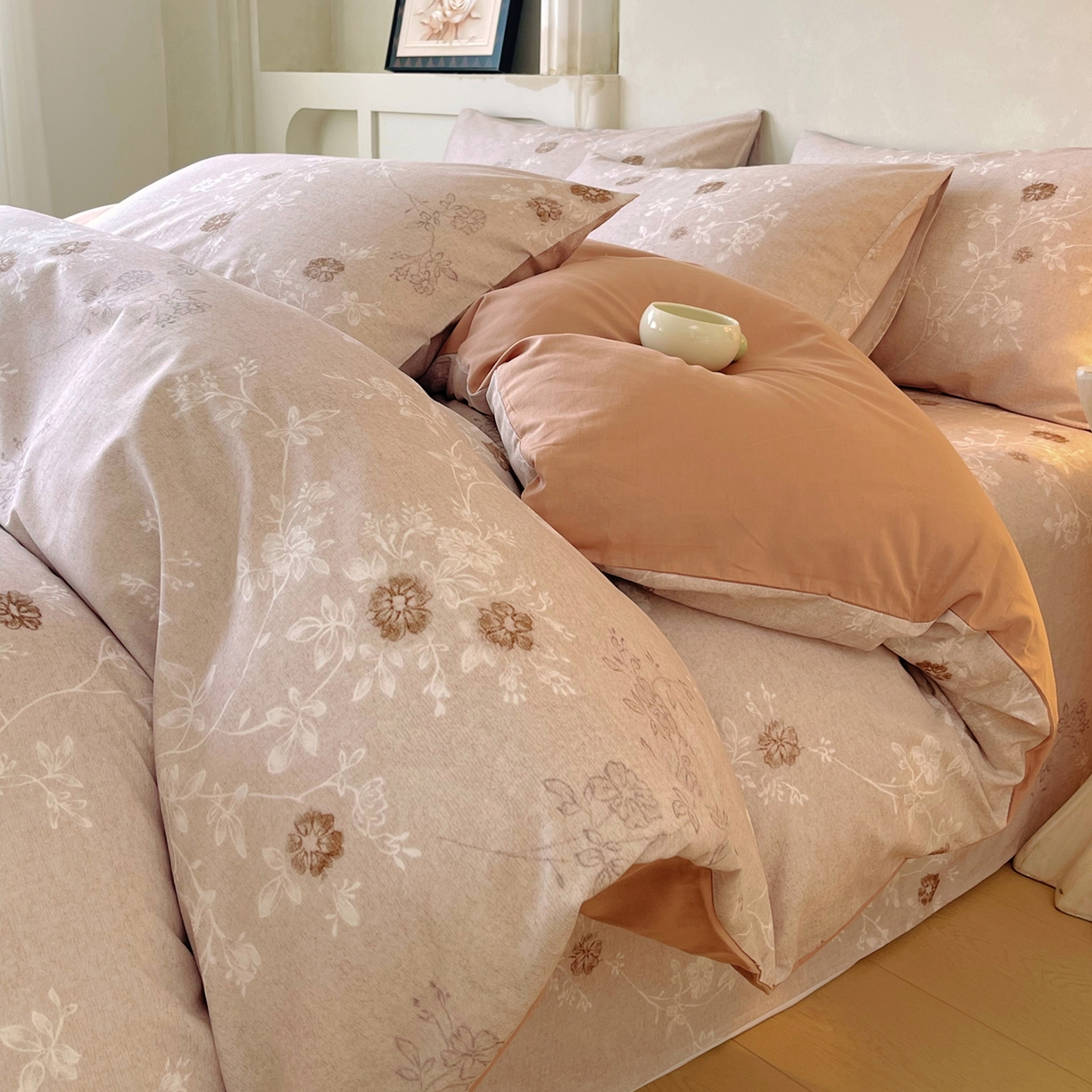 91家纺网 家纺一手货源 找家纺 金鑫汇家纺 2026新款全棉印花小清新四件套系列-可露丽 浅咖可露丽