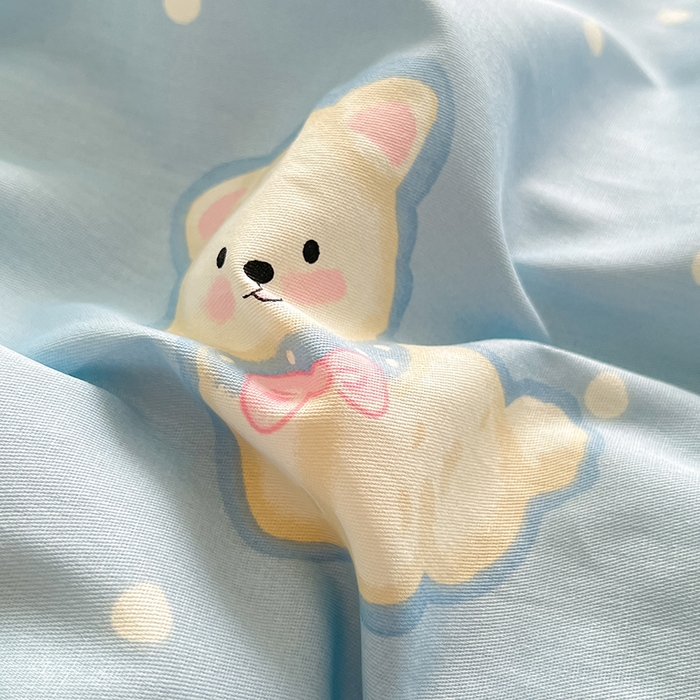 91家纺网 家纺一手货源 找家纺 花梦欣 2026新款全棉印花系列简约卡通款单被套 蓝色泡芙狗