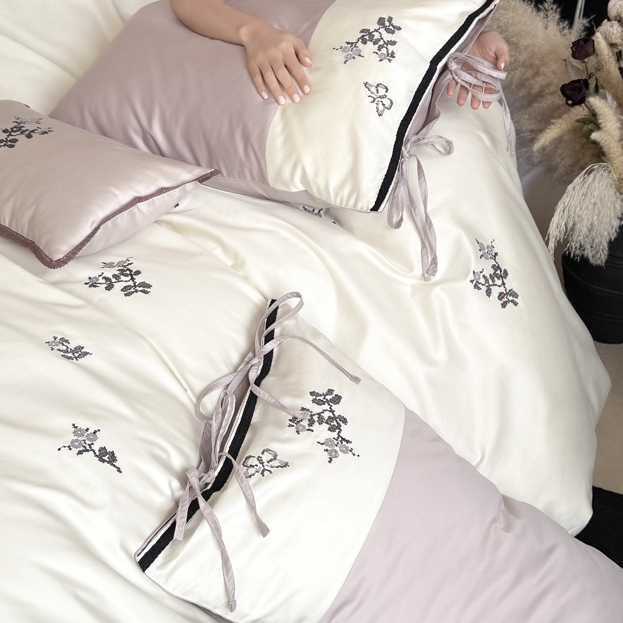 91家纺网 家纺一手货源 找家纺 （总）鹿班家居 2026春季新品100S长绒棉精密刺绣系列四件套-一隅花町（标准会员-20元）