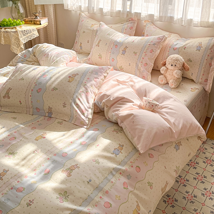 91家纺网 家纺一手货源 找家纺 花梦欣 2026新款全棉印花系列简约卡通款单被套 兔子草莓园