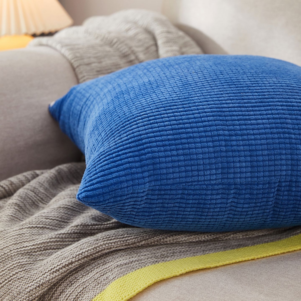 91家纺网 家纺一手货源 找家纺 沐沐家纺 2026新款玉米绒抱枕 宝蓝