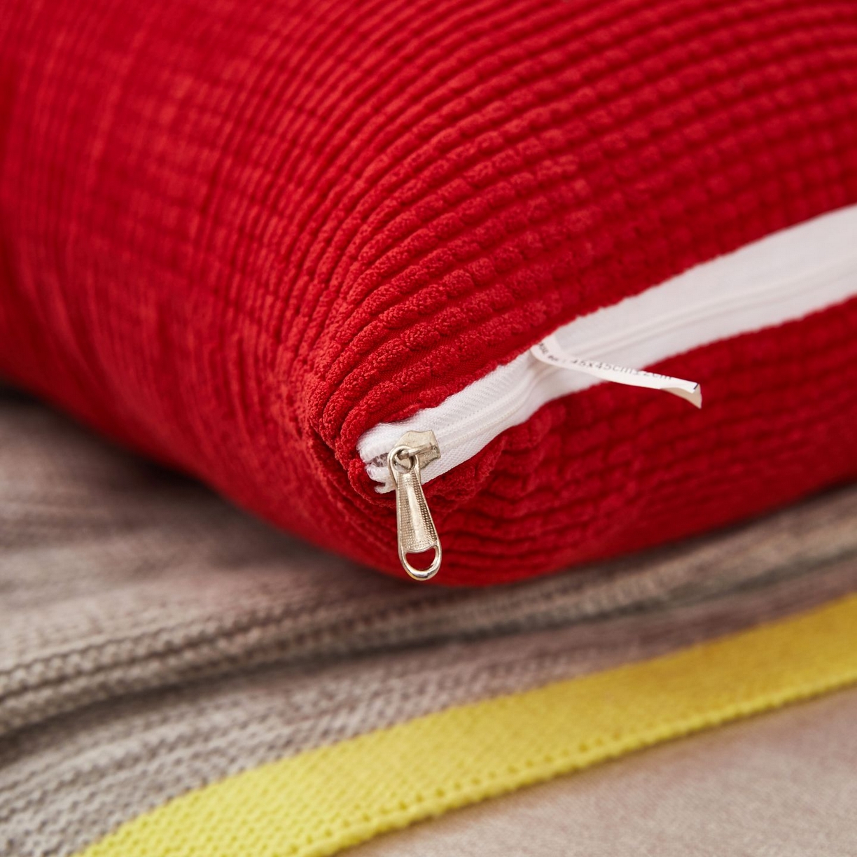 91家纺网 家纺一手货源 找家纺 沐沐家纺 2026新款玉米绒抱枕 大红