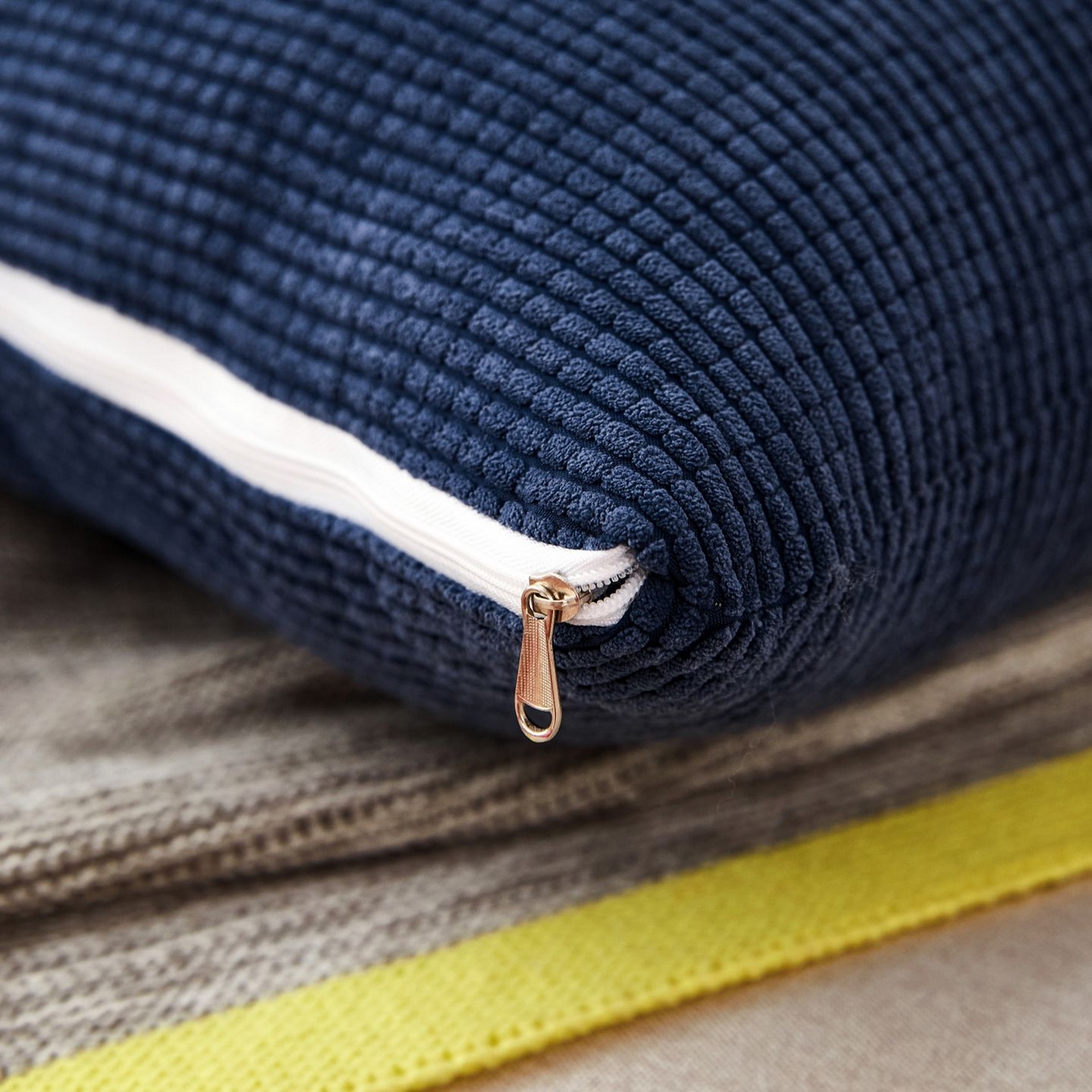 91家纺网 家纺一手货源 找家纺 沐沐家纺 2026新款玉米绒抱枕 深蓝