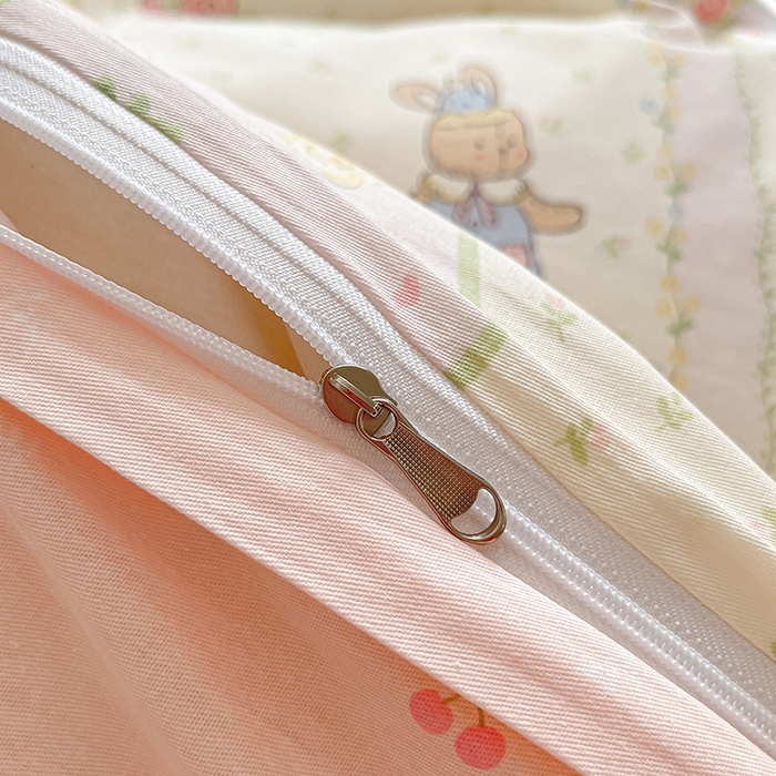 91家纺网 家纺一手货源 找家纺 花梦欣 2026新款全棉印花系列简约卡通款四件套 兔子草莓园