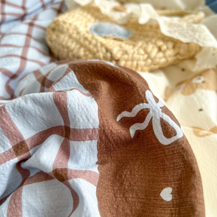 91家纺网 家纺一手货源 找家纺 妖妖家纺 2026新款敲可爱的奶呼呼云感双层纱简约四件套系列 费尔岛小熊