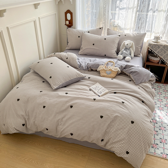 91家纺网 家纺一手货源 找家纺 妖妖家纺 2026新款敲可爱的奶呼呼云感双层纱简约四件套系列 格间心心