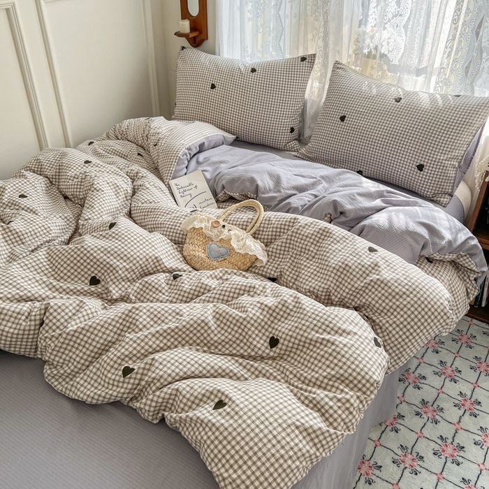 91家纺网 家纺一手货源 找家纺 妖妖家纺 2026新款敲可爱的奶呼呼云感双层纱简约四件套系列 格间心心