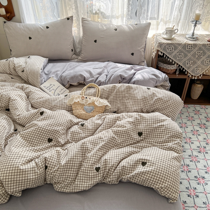 91家纺网 家纺一手货源 找家纺 妖妖家纺 2026新款敲可爱的奶呼呼云感双层纱简约四件套系列 格间心心