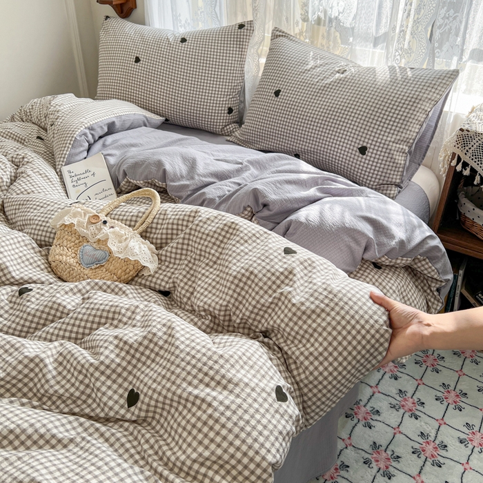 91家纺网 家纺一手货源 找家纺 妖妖家纺 2026新款敲可爱的奶呼呼云感双层纱简约四件套系列 格间心心