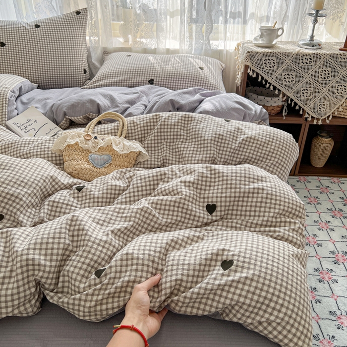 91家纺网 家纺一手货源 找家纺 妖妖家纺 2026新款敲可爱的奶呼呼云感双层纱简约四件套系列 格间心心