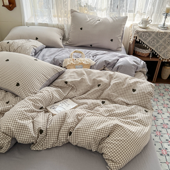 91家纺网 家纺一手货源 找家纺 妖妖家纺 2026新款敲可爱的奶呼呼云感双层纱简约四件套系列 格间心心