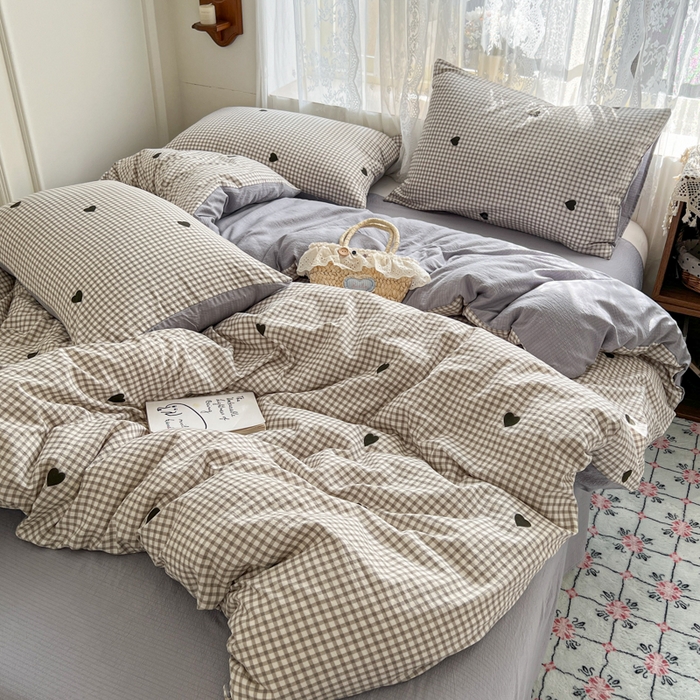 91家纺网 家纺一手货源 找家纺 妖妖家纺 2026新款敲可爱的奶呼呼云感双层纱简约四件套系列 格间心心