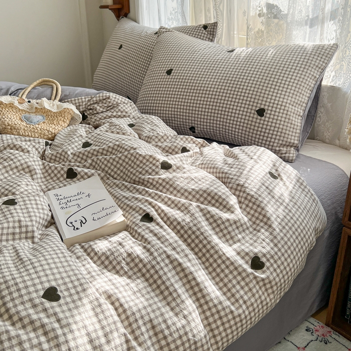 91家纺网 家纺一手货源 找家纺 妖妖家纺 2026新款敲可爱的奶呼呼云感双层纱简约四件套系列 格间心心