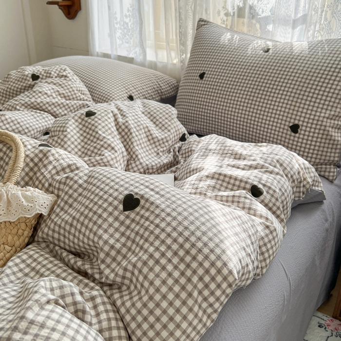 91家纺网 家纺一手货源 找家纺 妖妖家纺 2026新款敲可爱的奶呼呼云感双层纱简约四件套系列 格间心心