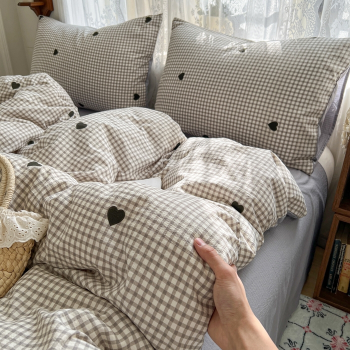 91家纺网 家纺一手货源 找家纺 妖妖家纺 2026新款敲可爱的奶呼呼云感双层纱简约四件套系列 格间心心