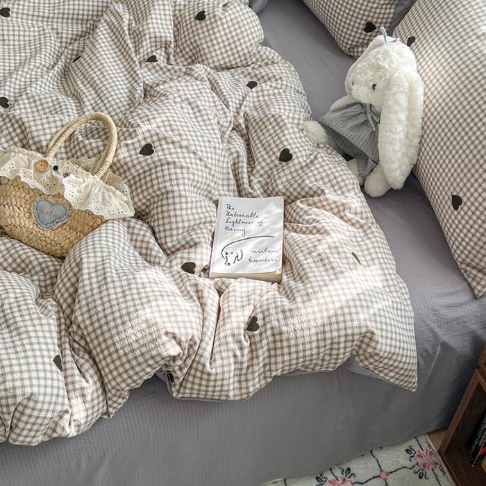 91家纺网 家纺一手货源 找家纺 妖妖家纺 2026新款敲可爱的奶呼呼云感双层纱简约四件套系列 格间心心