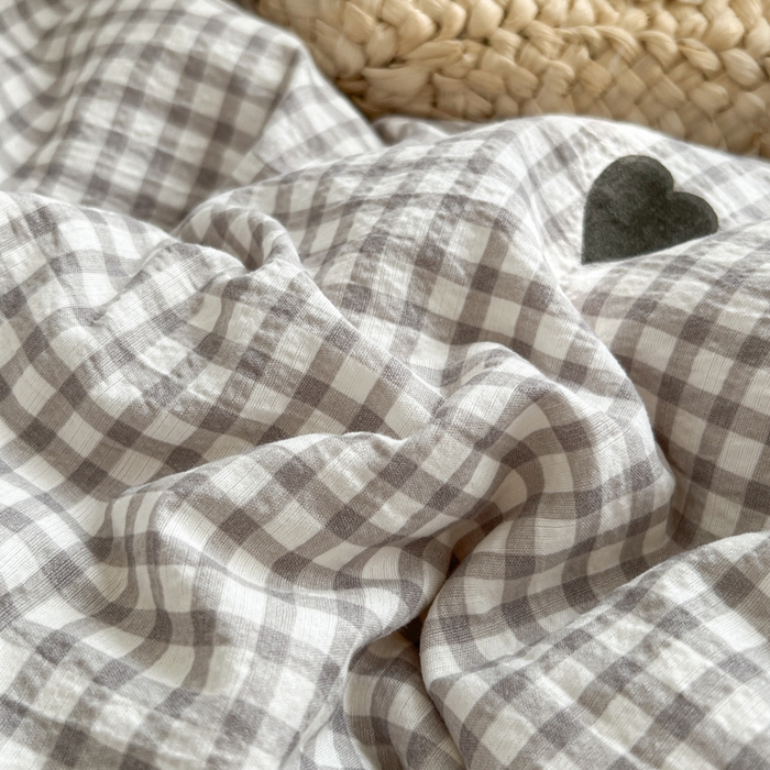 91家纺网 家纺一手货源 找家纺 妖妖家纺 2026新款敲可爱的奶呼呼云感双层纱简约四件套系列 格间心心