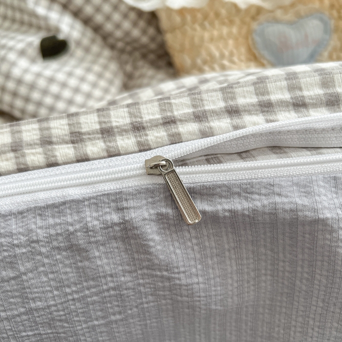 91家纺网 家纺一手货源 找家纺 妖妖家纺 2026新款敲可爱的奶呼呼云感双层纱简约四件套系列 格间心心