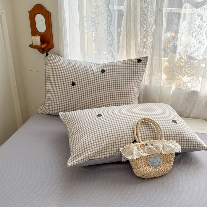 91家纺网 家纺一手货源 找家纺 妖妖家纺 2026新款敲可爱的奶呼呼云感双层纱简约四件套系列 格间心心