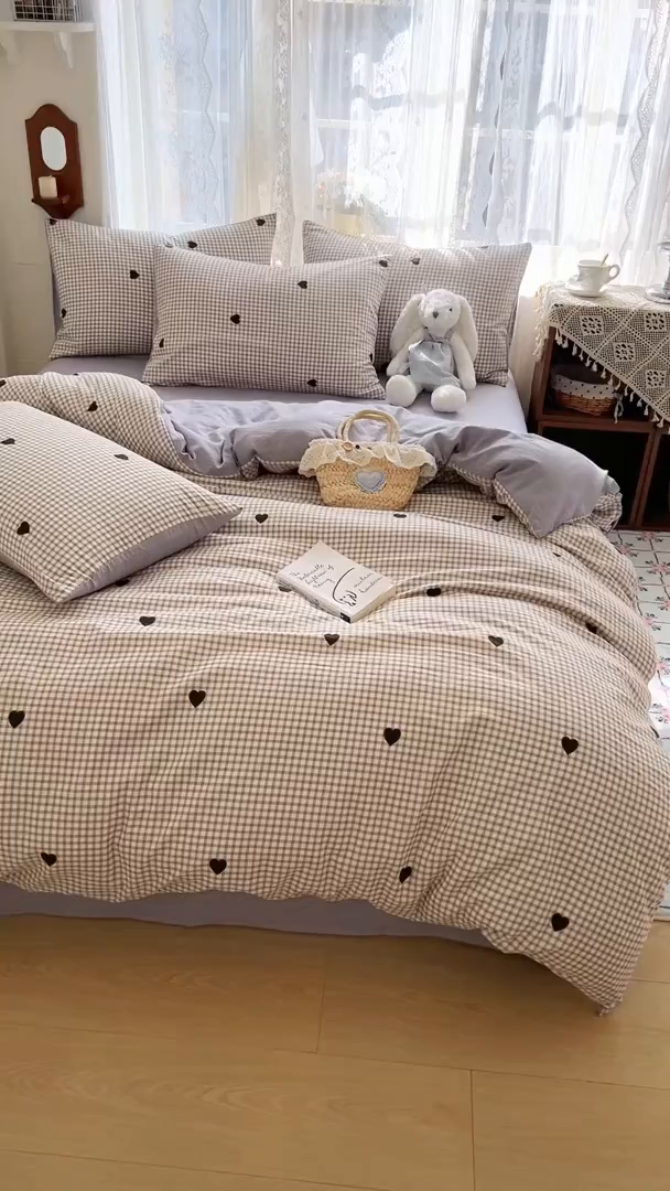 91家纺网 家纺一手货源 找家纺 妖妖家纺 2026新款敲可爱的奶呼呼云感双层纱简约四件套系列 格间心心