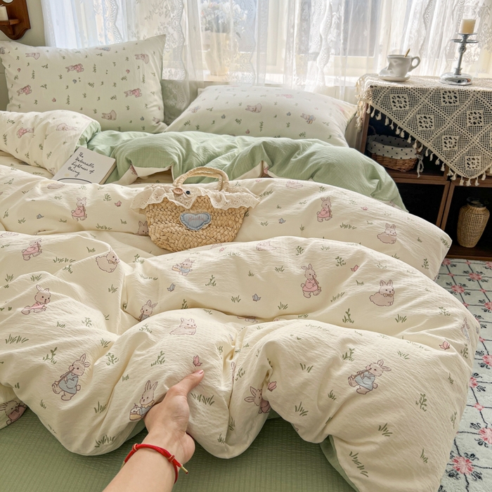 91家纺网 家纺一手货源 找家纺 妖妖家纺 2026新款敲可爱的奶呼呼云感双层纱简约四件套系列 花间兔宝