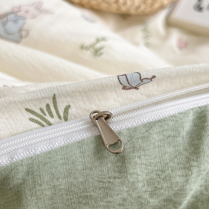 91家纺网 家纺一手货源 找家纺 妖妖家纺 2026新款敲可爱的奶呼呼云感双层纱简约四件套系列 花间兔宝