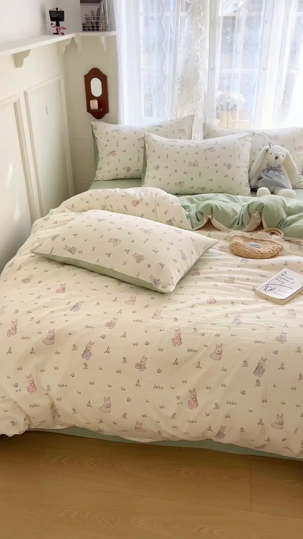 91家纺网 家纺一手货源 找家纺 妖妖家纺 2026新款敲可爱的奶呼呼云感双层纱简约四件套系列 花间兔宝