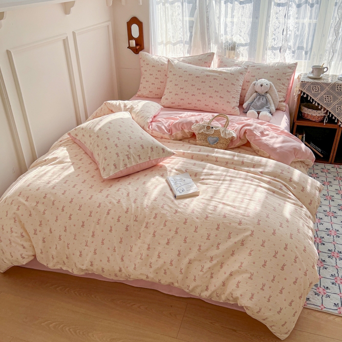 91家纺网 家纺一手货源 找家纺 妖妖家纺 2026新款敲可爱的奶呼呼云感双层纱简约四件套系列 花漾兔踪