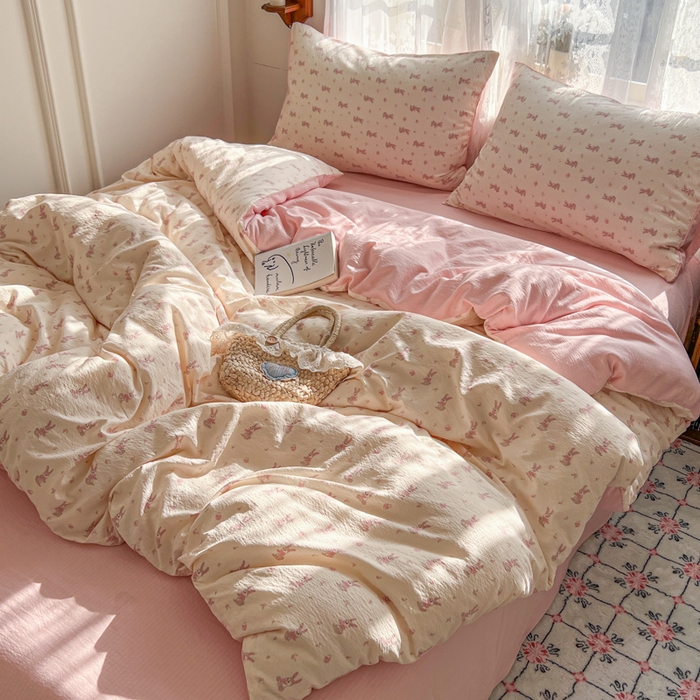 91家纺网 家纺一手货源 找家纺 妖妖家纺 2026新款敲可爱的奶呼呼云感双层纱简约四件套系列 花漾兔踪