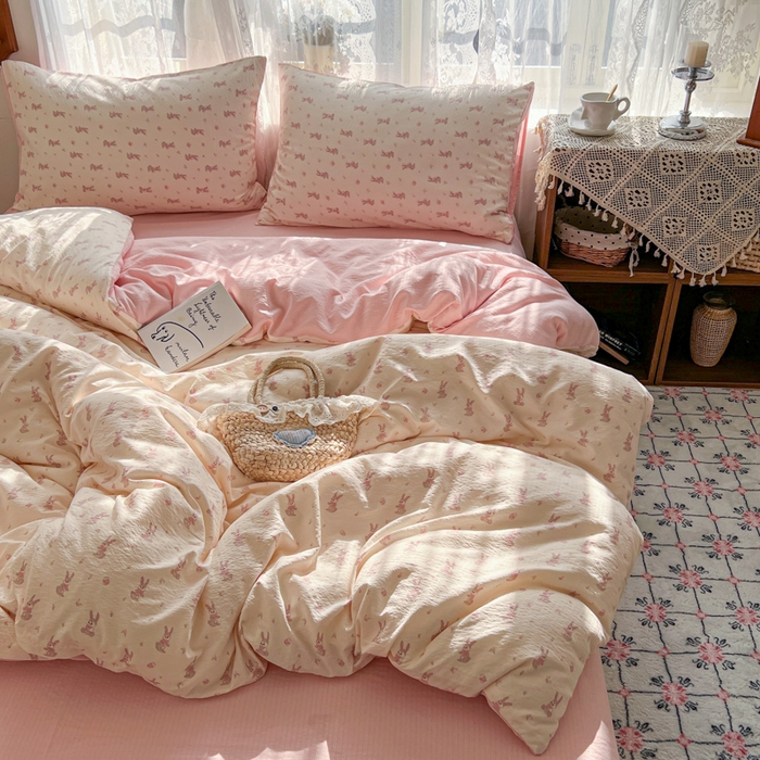 91家纺网 家纺一手货源 找家纺 妖妖家纺 2026新款敲可爱的奶呼呼云感双层纱简约四件套系列 花漾兔踪