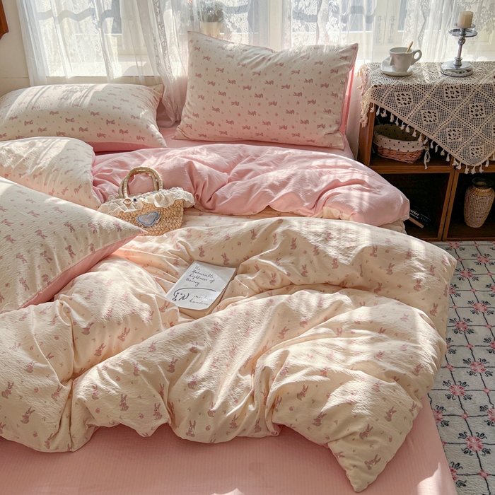 91家纺网 家纺一手货源 找家纺 妖妖家纺 2026新款敲可爱的奶呼呼云感双层纱简约四件套系列 花漾兔踪