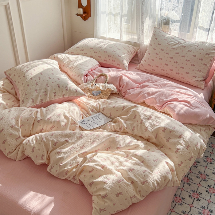 91家纺网 家纺一手货源 找家纺 妖妖家纺 2026新款敲可爱的奶呼呼云感双层纱简约四件套系列 花漾兔踪