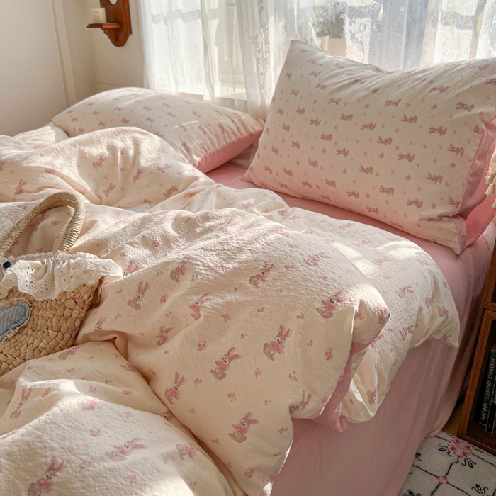 91家纺网 家纺一手货源 找家纺 妖妖家纺 2026新款敲可爱的奶呼呼云感双层纱简约四件套系列 花漾兔踪