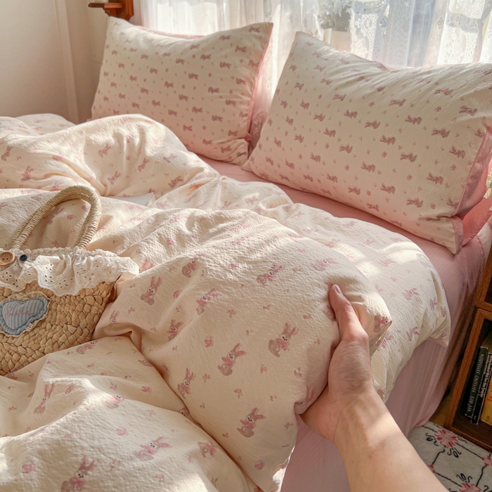 91家纺网 家纺一手货源 找家纺 妖妖家纺 2026新款敲可爱的奶呼呼云感双层纱简约四件套系列 花漾兔踪