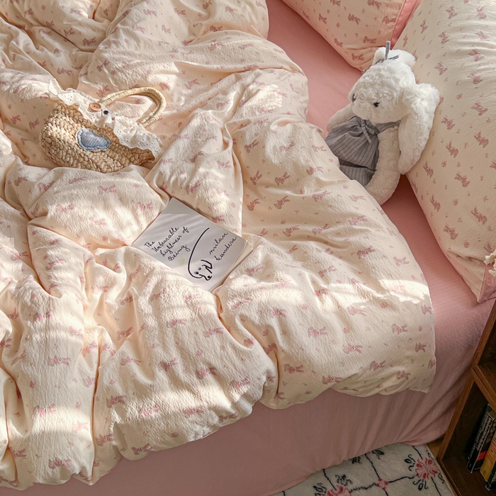 91家纺网 家纺一手货源 找家纺 妖妖家纺 2026新款敲可爱的奶呼呼云感双层纱简约四件套系列 花漾兔踪