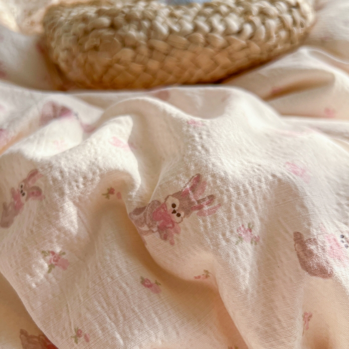 91家纺网 家纺一手货源 找家纺 妖妖家纺 2026新款敲可爱的奶呼呼云感双层纱简约四件套系列 花漾兔踪