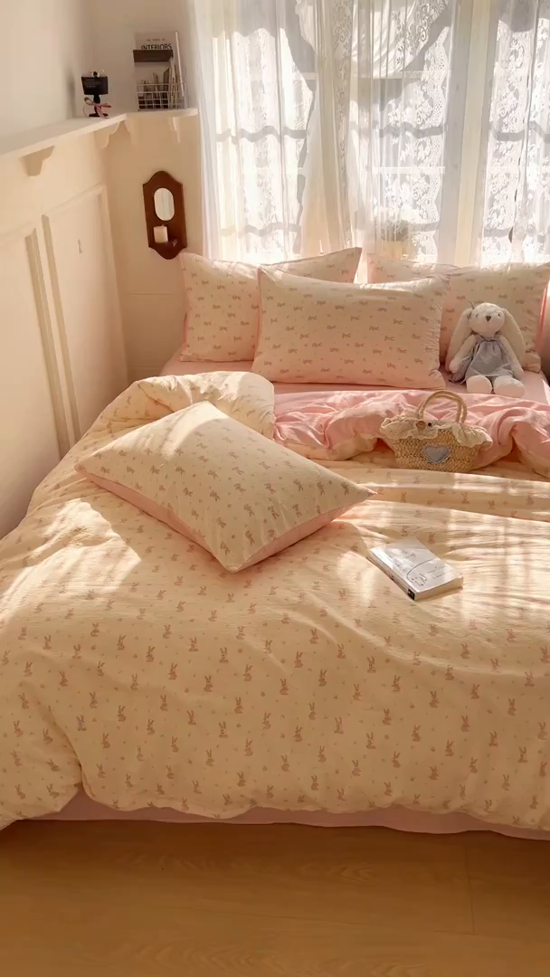 91家纺网 家纺一手货源 找家纺 妖妖家纺 2026新款敲可爱的奶呼呼云感双层纱简约四件套系列 花漾兔踪