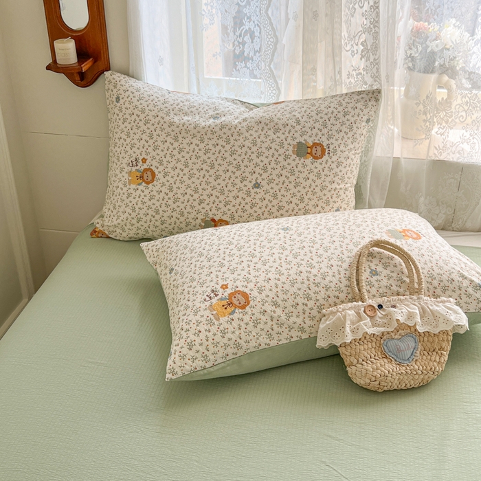 91家纺网 家纺一手货源 找家纺 妖妖家纺 2026新款敲可爱的奶呼呼云感双层纱简约四件套系列 花园管理狮