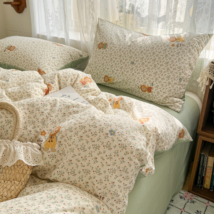 91家纺网 家纺一手货源 找家纺 妖妖家纺 2026新款敲可爱的奶呼呼云感双层纱简约四件套系列 花园管理狮