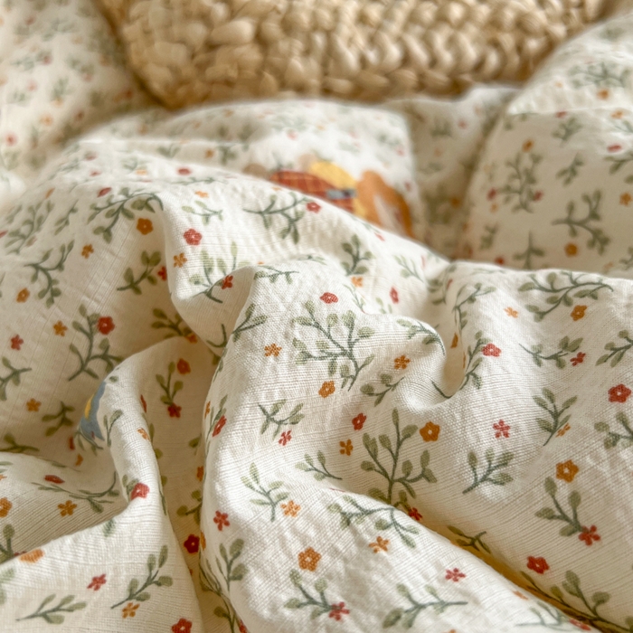 91家纺网 家纺一手货源 找家纺 妖妖家纺 2026新款敲可爱的奶呼呼云感双层纱简约四件套系列 花园管理狮