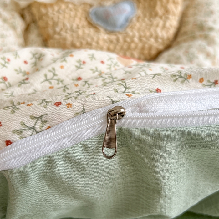 91家纺网 家纺一手货源 找家纺 妖妖家纺 2026新款敲可爱的奶呼呼云感双层纱简约四件套系列 花园管理狮