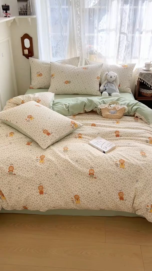 91家纺网 家纺一手货源 找家纺 妖妖家纺 2026新款敲可爱的奶呼呼云感双层纱简约四件套系列 花园管理狮