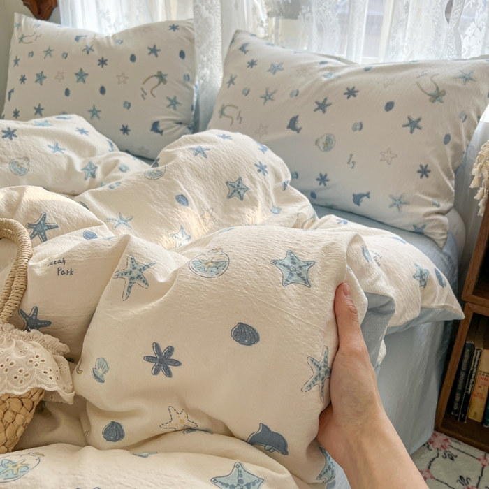 91家纺网 家纺一手货源 找家纺 妖妖家纺 2026新款敲可爱的奶呼呼云感双层纱简约四件套系列 浪沫星光