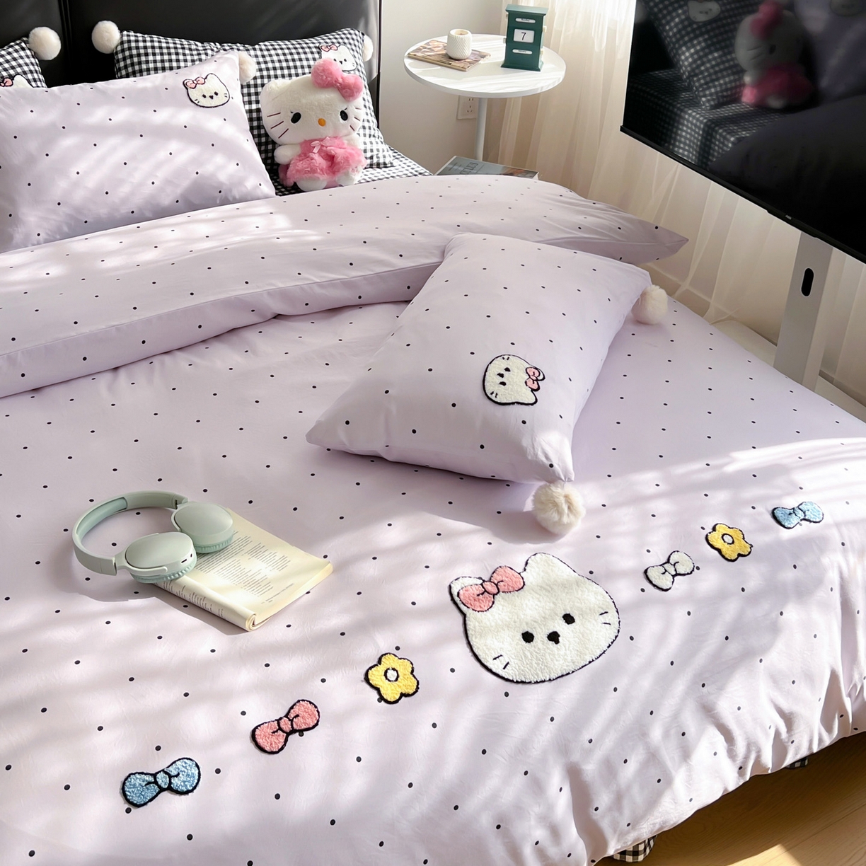 91家纺网 家纺一手货源 找家纺 富米莱（原臻工厂） 2026新款水洗棉波点毛巾绣黑格球球款床盖床裙四件套 幸福猫咪-紫