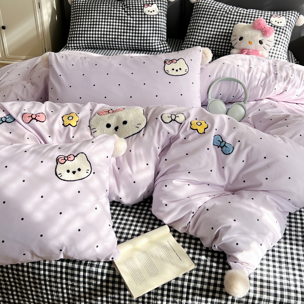 91家纺网 家纺一手货源 找家纺 富米莱（原臻工厂） 2026新款水洗棉波点毛巾绣黑格球球款床盖床裙四件套 幸福猫咪-紫