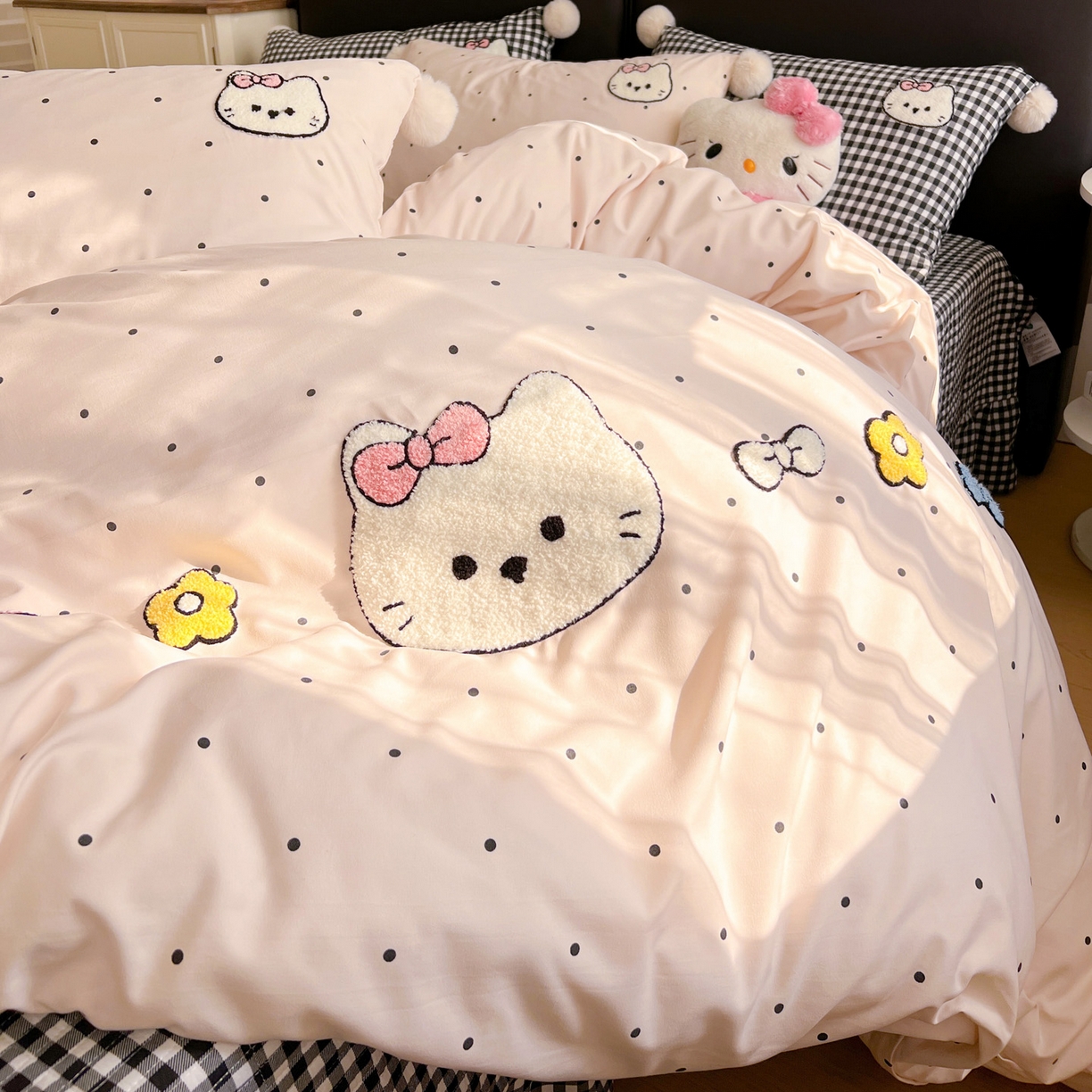 91家纺网 家纺一手货源 找家纺 富米莱（原臻工厂） 2026新款水洗棉波点毛巾绣黑格球球款床盖床裙四件套 幸福猫咪-粉