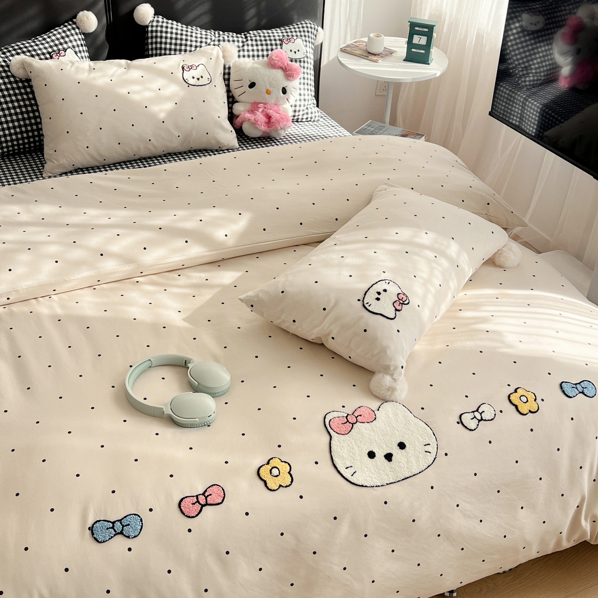91家纺网 家纺一手货源 找家纺 富米莱（原臻工厂） 2026新款水洗棉波点毛巾绣黑格球球款床盖床裙四件套 幸福猫咪-米
