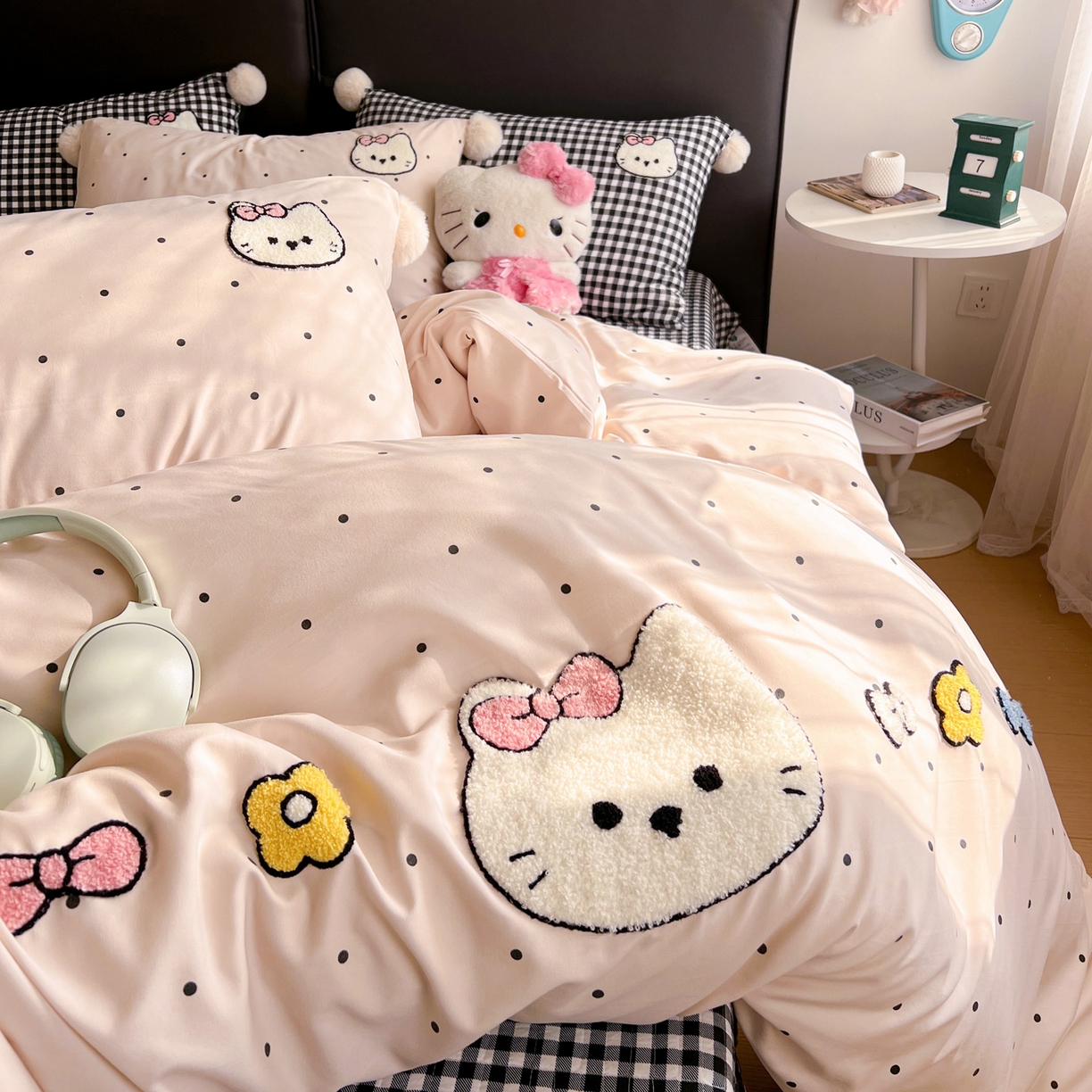 91家纺网 家纺一手货源 找家纺 富米莱（原臻工厂） 2026新款水洗棉波点毛巾绣黑格球球款床盖床裙四件套 幸福猫咪-粉