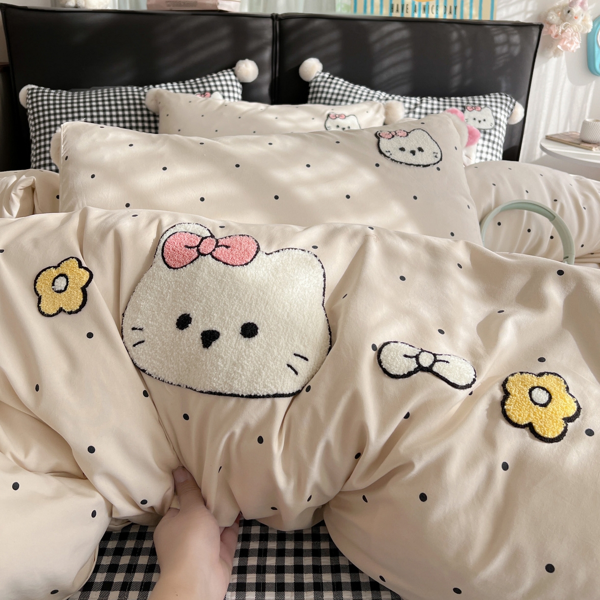 91家纺网 家纺一手货源 找家纺 富米莱（原臻工厂） 2026新款水洗棉波点毛巾绣黑格球球款床盖床裙四件套 幸福猫咪-米