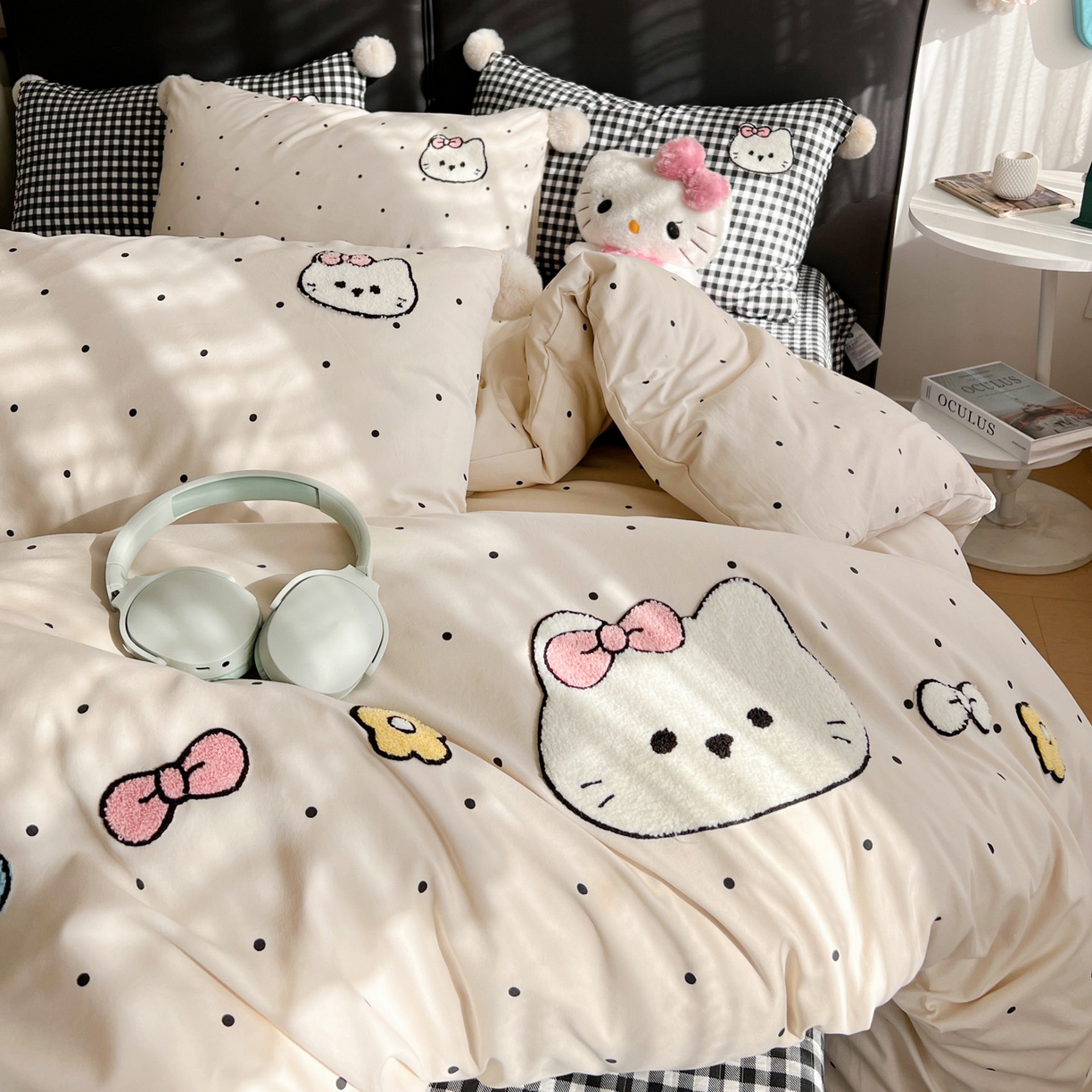 91家纺网 家纺一手货源 找家纺 富米莱（原臻工厂） 2026新款水洗棉波点毛巾绣黑格球球款床盖床裙四件套 幸福猫咪-米